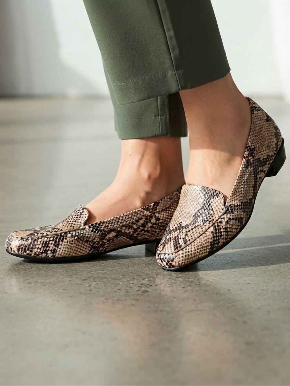 Clarks 9.5 Snakeprint Comfort Leather Flats Modern Contemporary Balletcore